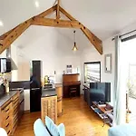 Holiday home Charmante Maison-chalet, Velos Et Jacuzzi Arcachon